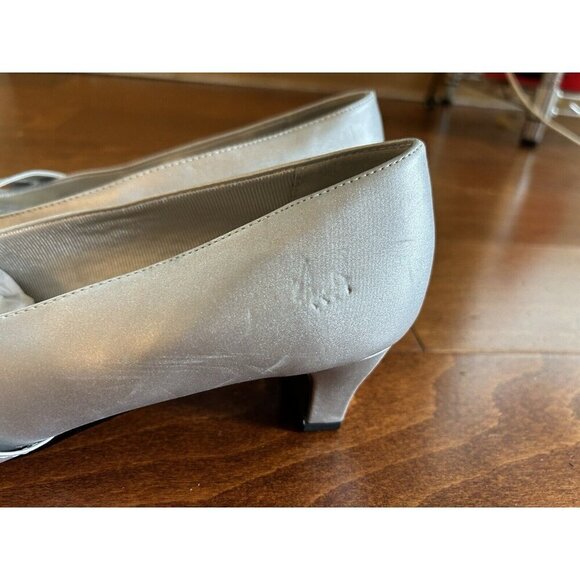 Easy Street Women's Entice Dress Silver Satin Heels Closed Toe NEW 8.5 W - Picture 3 of 9